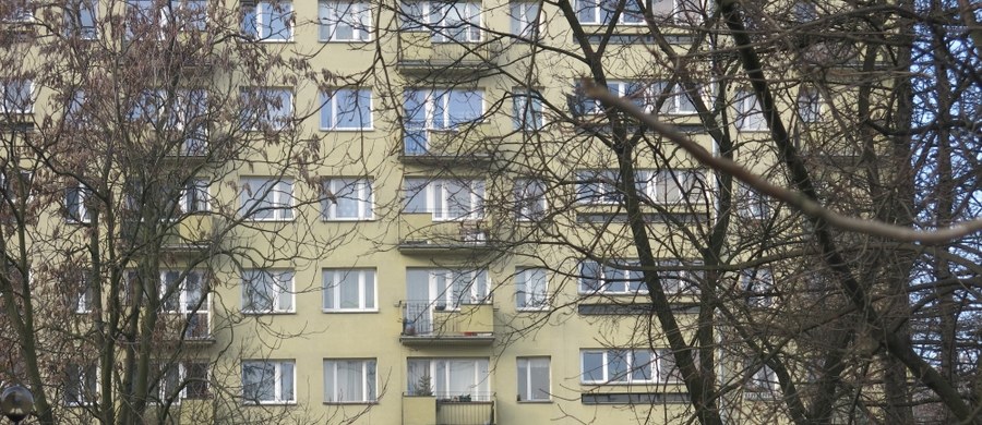 Niespełna trzyletni chłopiec wypadł z okna na ósmym piętrze w bloku na warszawskim osiedlu Ursynów. Mimo podjętej akcji reanimacyjnej dziecko zmarło - poinformował oficer prasowy komendanta rejonowego na Mokotowie asp. sztab. Robert Koniuszy.