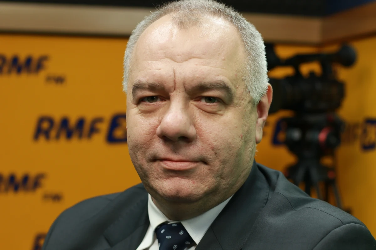 „Komisje śledcze powinny powstawać do zbadania spraw, które rzeczywiście są aferami. Tutaj mamy do czynienia z burzą w szklance wody, bo mamy do czynienia z jedną mało zręczną wypowiedzią dra Berczyńskiego (…). On nie mógł się dopuścić lobbingu (w sprawie caracali – Red.), bo nie uczestniczył w negocjacjach z Francuzami. Sprawa jest jasna, niebudząca żadnych wątpliwości” – powiedział w Popołudniowej rozmowie w RMF FM Jacek Sasin. „Nie wiem, być może na zasadzie pewnych badań historycznych. Przetarg był już w tym momencie rozstrzygnięty” – tak poseł PiS odpowiedział na pytanie, dlaczego dr Berczyński przeglądał dokumenty na temat caracali. „Mogę się tylko domyślać, być może jakoś chciał zbudować swoją pozycję, swoje ego (…). Na pewno nie opisał rzeczywistości realnej. Zrobił głupstwo, palnął takie zdanie, które paść nie powinno” – dodał Sasin, komentując wypowiedź dra Berczyńskiego o „wykończeniu caracali”. Poseł PiS zabrał także głos w sprawie pomnika smoleńskiego. „Postanowiliśmy trochę postawić panią Hannę Gronkiewicz-Waltz pod ścianą, przyjdziemy z gotowymi projektami pomnika smoleńskiego” – zadeklarował. 
