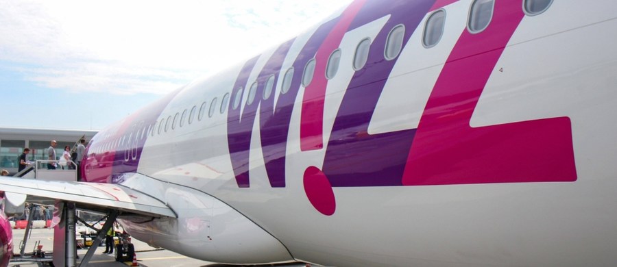 Samolot linii lotniczych Wizz Air bezpiecznie wylądował na warszawskim Okęciu po tym, jak w maszynę uderzył piorun. Na pokładzie było około 220 pasażerów. Nikomu nic się nie stało.