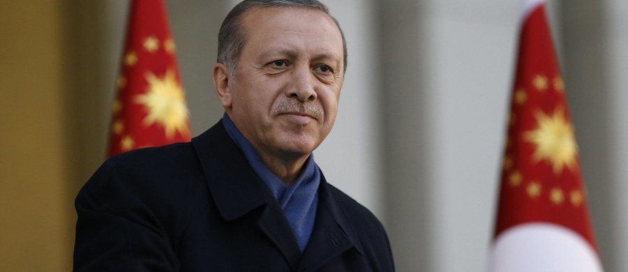 ​Prezydent Turcji Recep Tayyip Erdogan powiedział w wywiadzie udzielonym agencji Reutera, że Turcja powinna ponownie rozważyć, czy chce wejść do Unii Europejskiej, jeśli "niektóre kraje unijne" będą nadal wrogo usposobione do Ankary.