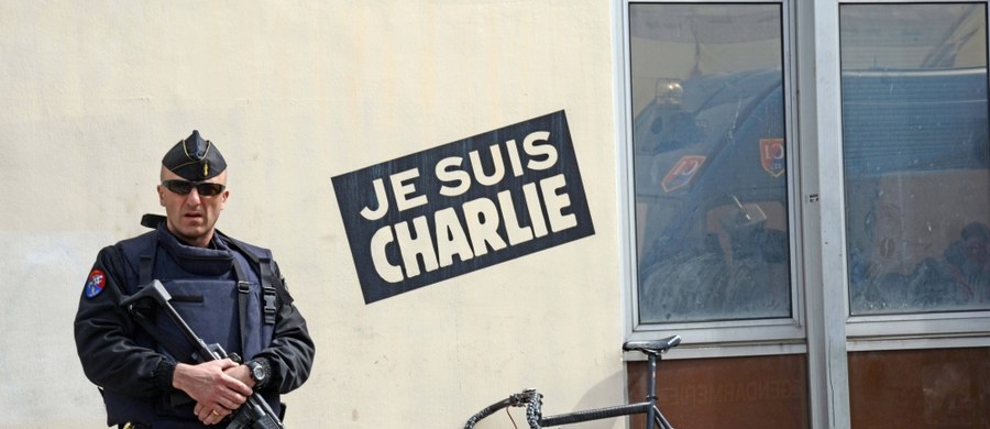 ​Paryska prokuratura poinformowała o zatrzymaniu w tym tygodniu 10 osób podejrzewanych o dostarczenie broni wykorzystanej podczas ataku na redakcję satyrycznego czasopisma "Charlie Hebdo" i na koszerny supermarket w styczniu 2015 roku.