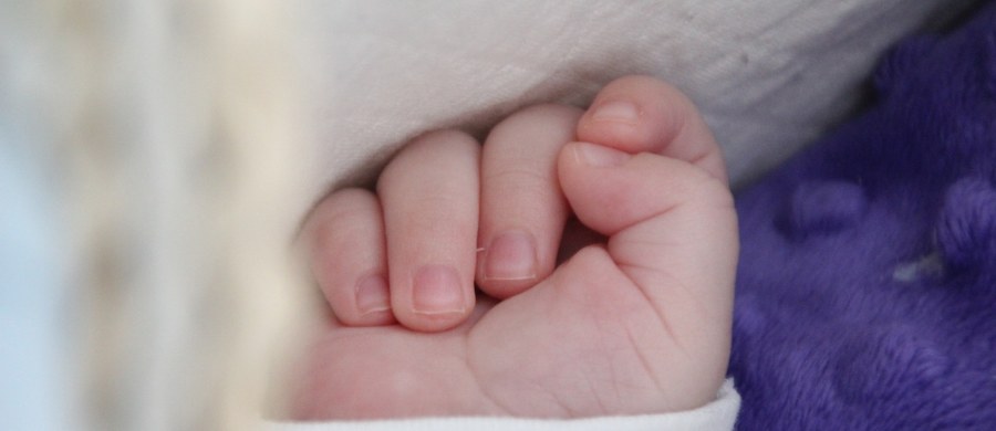 ​Zarzut znęcania się nad dwójką dzieci usłyszał 40-latek ze Stargardu pod Szczecinem - dowiedziała się reporterka RMF FM. W poniedziałek do szpitala trafił jego 3-miesięczny posiniaczony syn. Drugie dziecko - 2-letniego syna swojej partnerki - mężczyzna porzucił w domu dziecka.