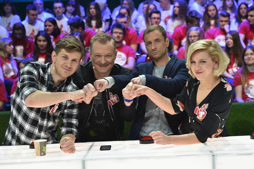 Po jednej stronie showmani, po drugiej dziennikarze radiowi - tak będą wyglądały składy drużyn w dziewiątym odcinku programu "Kocham Cię, Polsko!", który widzowie obejrzą w sobotę, 29 kwietnia, o godz. 20:05 w TVP2.