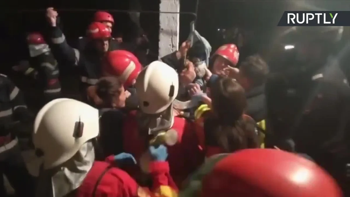 Dziesiątki strażaków wzięły udział w ratowaniu 2-letniego chłopca, który utknął w 16-metrowej studni. Aby uratować dziecko, ratownicy wykopali dół w pobliżu studni, dzięki czemu uzyskali do niego dostęp z zewnątrz. Chłopiec wpadł do studni podczas zabawy na podwórku ze swoim bratem. Miał samodzielnie odsunąć pokrywę studni, po czym wpadł do środka. 2-latek został zabrany do szpitala, gdzie udzielono mu pierwszej pomocy. Do tego zdarzenia doszło w miejscowości Balta Sarata w Rumunii.