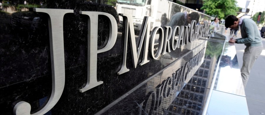 ​Amerykański bank inwestycyjny JPMorgan Chase może wybrać Warszawę na siedzibę swego centrum administracyjnego - podała agencja Reutera. Delegacja banku odwiedziła w zeszłym miesiącu Warszawę w poszukiwaniu nieruchomości, w której mogłaby powstać siedziba nowego centrum usług administracyjnych. Byłaby to największa tego typu inwestycja w Polsce.
