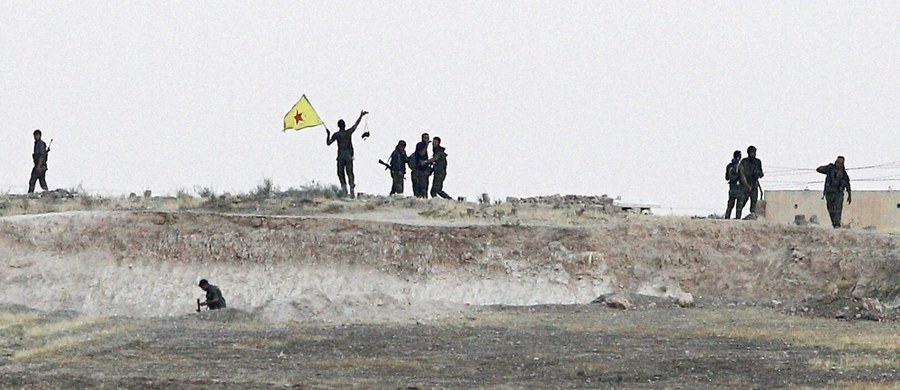 ​Do wymiany ognia między Kurdami z Ludowych Jednostek Samoobrony (YPG) a tureckimi żołnierzami doszło w środę na północnym wschodzie Syrii - podało Syryjskie Obserwatorium Praw Człowieka. Dzień wcześniej Ankara dokonała w tym rejonie nalotów na pozycje Kurdów.