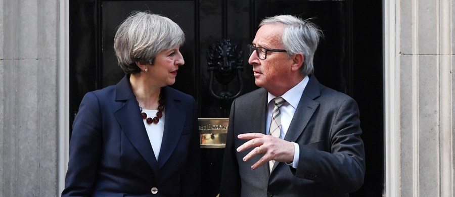 ​Brytyjska premier Theresa May spotkała się w środę późnym wieczorem z szefem Komisji Europejskiej Jean-Claude'em Junckerem i głównym unijnym negocjatorem ds. planowanego wyjścia Wielkiej Brytanii z Unii Europejskiej Michelem Barnierem.