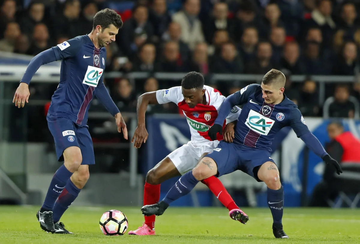 ​Piłkarze Paris Saint Germain rozgromili u siebie AS Monaco 5:0 w półfinale Pucharu Francji. W obu drużynach zabrakło Polaków. Grzegorz Krychowiak nie wszedł do składu stołecznej ekipy, z kolei Kamil Glik dostał od trenera wolne. W finale paryżanie zmierzą się z Angers.