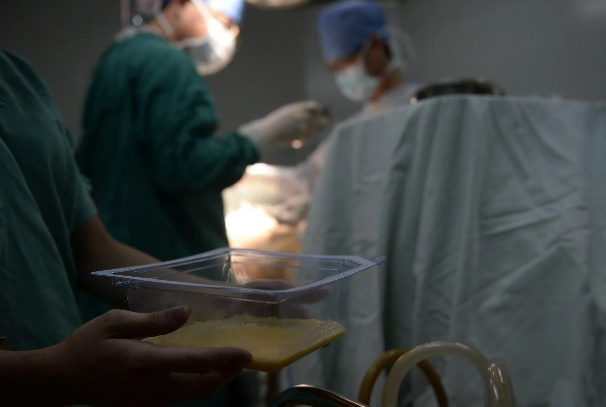 O śmierci mózgu będą orzekać dwaj lekarze specjaliści, a nie trzej, jak dotychczas - wynika przepisów, które weszły dziś w życie. Dwaj lekarze będą także stwierdzać nieodwracalne zatrzymanie krążenia, jeśli od zmarłego mają być pobrane narządy.