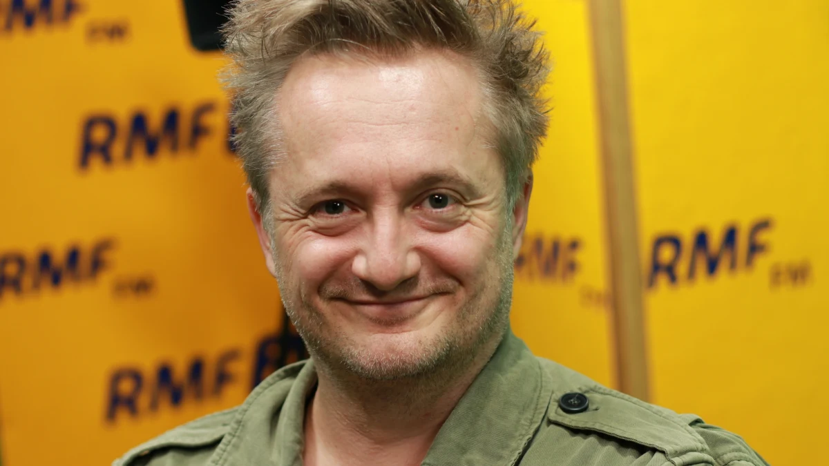 "Chciałem powiedzieć do polityków, żeby nikt nie czuł się bezpiecznie, bo każdego możemy obsadzić" - stwierdził w Porannej rozmowie w RMF FM Mikołaj Cieślak, członek Kabaretu Moralnego Niepokoju i odtwórca jednej z głównych ról w "Uchu prezesa". "Nie obchodzi mnie, czy kogoś ocieplamy czy oziębiamy. Robimy to, co mamy zamiar robić. Jeśli chodzi o deklaracje polityczne to umówiliśmy się, że one nie będą padać i nie padają" - dodał. "Z przyjemnością rozdajemy razy po równo" - zadeklarował gość Roberta Mazurka. "Jak ruszyło "Ucho", czułem ogromną odpowiedzialność, że my kogoś chcemy usunąć ze stanowisk. Oczywiście nie - chcemy zrobić serial satyryczno-polityczny" - wspominał Cieślak. "Polaryzacja opinii bardzo mi się podoba - z jednej strony jest, że to "na zlecenie PiS-u", a z drugiej strony, że "na zlecenie opozycji"" - dodał, odnosząc się do skrajnych komentarzy dot. serialu. 