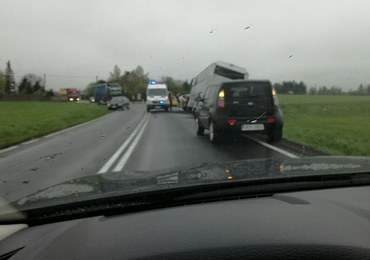 Opolszczyzna: Autobus z dziećmi zderzył się z osobówką, 1 osoba nie żyje