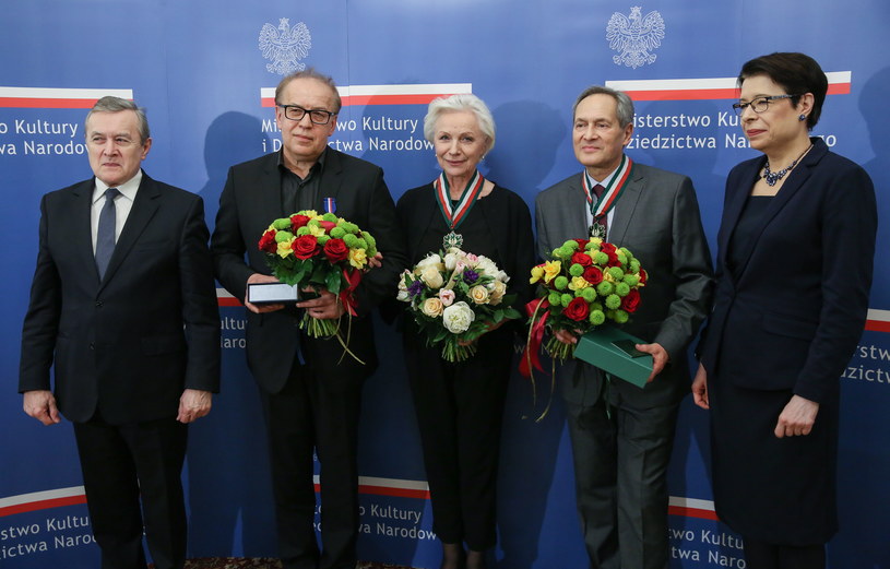 Aktorzy Halina Łabonarska oraz Jerzy Zelnik otrzymali w środę, 26 kwietnia, z rąk ministra kultury Piotra Glińskiego Złote Medale "Zasłużony Kulturze Gloria Artis".