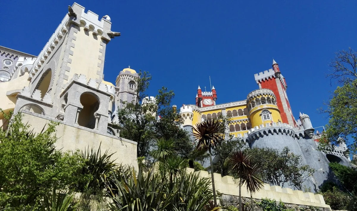 Sintra to niewielkie miasteczko o kilkusetletniej tradycji położone nieopodal Lizbony. 25 kilometrów od wielkiego miasta możemy zatopić się w niemal bajkowej scenerii. Wpisana na Listę Światowego Dziedzictwa UNESCO Sintra oferuje wiele atrakcji głównie dla miłośników architektury i pięknych ogrodów. 