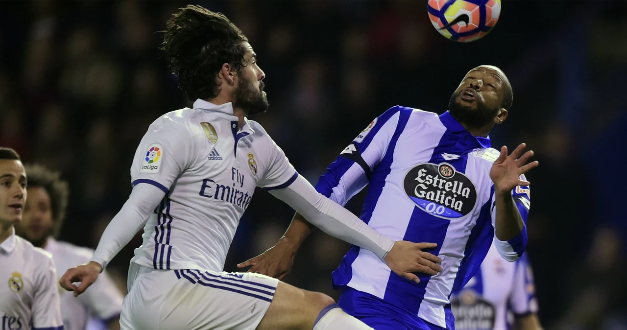 Isco (na pierwszym planie) w walce z Sidneiem z Deportivo La Coruna