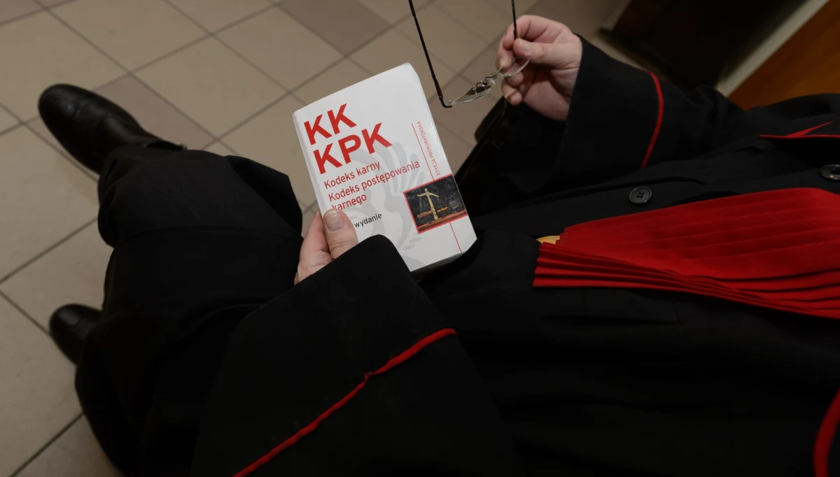 Prokurator-pedofil zatrzymany w województwie świętokrzyskim - dowiedział się reporter RMF FM. Andrzej W. usłyszał zarzuty popełnienia przestępstwa przeciwko wolności seksualnej i obyczajności na szkodę dwójki dzieci. 