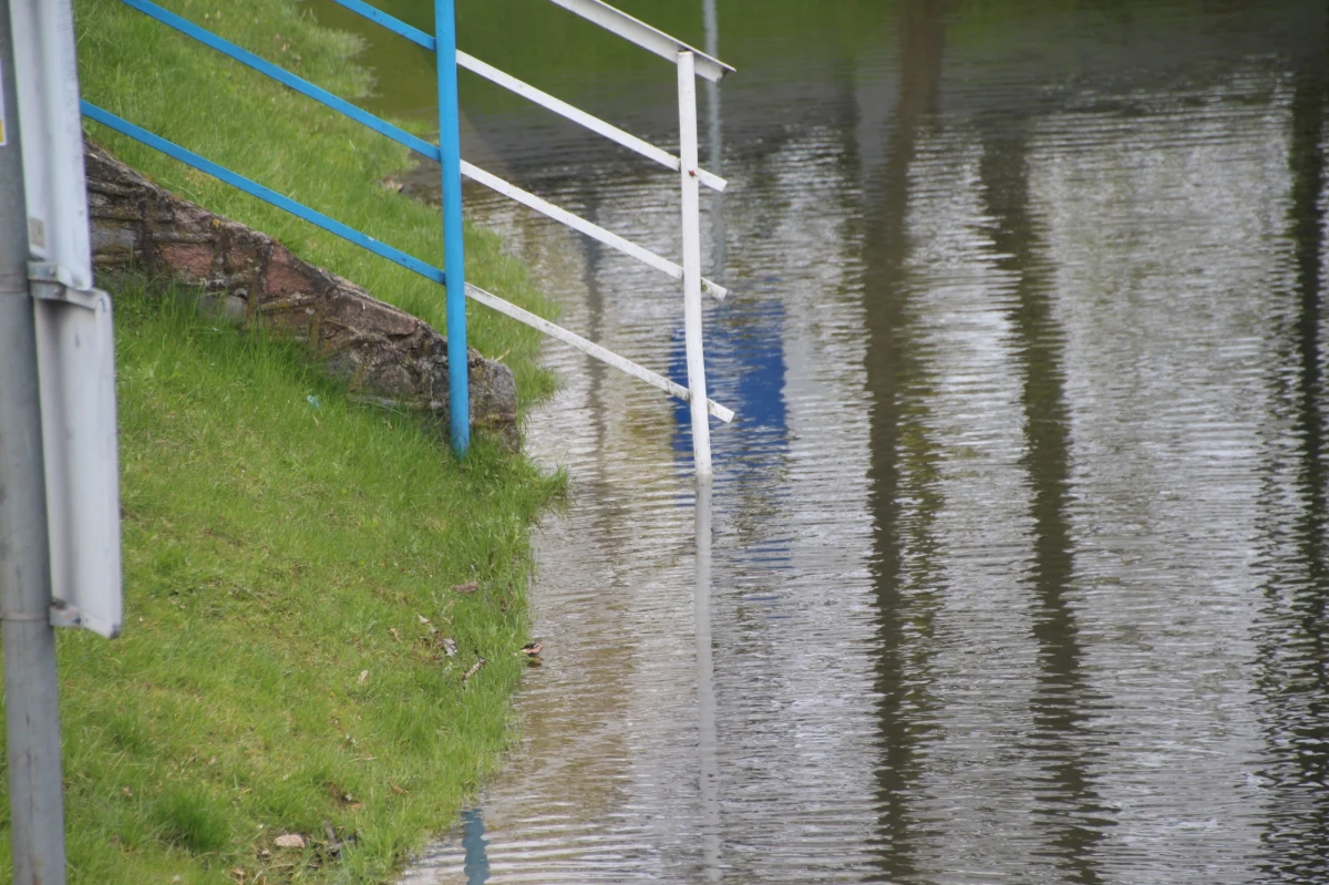 Nie wszyscy żeglarze poprawnie odczytali komunikat Regionalnego Zarządu Gospodarki Wodnej w Warszawie informujący o opóźnieniu otwarcia szlaku Wielkich Jezior Mazurskich. Nie jest to jednoznaczne z zakazem żeglowania.