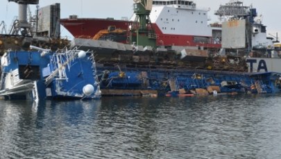 Wypadek w stoczni w Gdyni. Przechylił się pływający dok ze statkiem