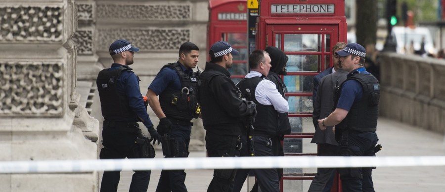 Funkcjonariusze policji zatrzymali podejrzanego mężczyznę w pobliżu brytyjskiego parlamentu w Londynie. Z informacji policji wynika, że zatrzymany miał przy sobie noże - informuje dziennikarz RMF FM Bogdan Frymorgen. Nikt nie został ranny w wyniku incydentu.