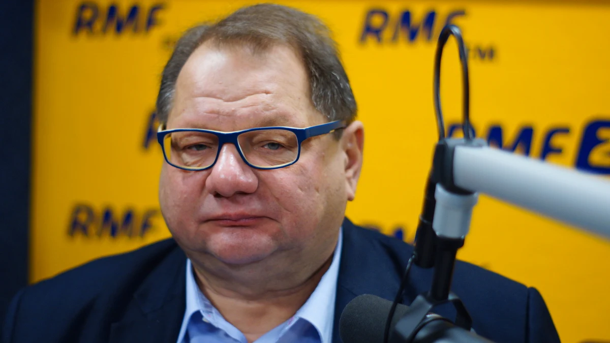 „Politycy Platformy muszą przerobić lekcję, dlaczego PiS wygrało. Oczywiście, PiS wygrało, bo oni (PO – Red.) poczuli się sytymi kotami i nie zrobili chociażby reformy wymiaru sprawiedliwości. (…) Panowie z PO – wy musicie spojrzeć trochę w lustro, we własne twarze. Bo ja dziś zauważam – przy tej zwyżce sondażowej, której gratuluję Grzegorzowi Schetynie - ale nie chciałbym, by powróciło to, co było przed 2015 rokiem” – powiedział w Popołudniowej rozmowie w RMF FM Ryszard Kalisz. Były minister, zapytany, czy wystartowałby w wyborach prezydenckich zaznaczył, że „wcale się nie pcha, nie wyraża gotowości”, ale dodał, że „ma wszystko to, co by się nadawało”. „Donald Tusk nie wystartuje w wyborach prezydenckich, bo nie chce (…). Nie powiedział tego wprost, natomiast dla niego, po 5-letniej kadencji przewodniczącego Rady Europejskiej, powrót na łono naszej Ojczyzny i bycie w polskiej polityce będzie niezwykle trudne mentalnie. On od tego będzie uciekał” – stwierdził Kalisz pytany o ewentualne zamiary Donalda Tuska. Był poseł ocenił także sytuację na lewicy. „Leszek Miller? Joanna Senyszyn? Oni powinni się sami już dawno z SLD wyrzucić. Szyld SLD już się zużył. Ludzie chcą lewicy, ale nie konkretnie SLD” – podkreślił były minister. Jego zdaniem, wyborcy lewicy w Polsce chcą takiej partii, która „zamiast dbania o elektorat post-PRL-owski”, byłaby „progresywna i mogła się rozwijać”. „W Partii Razem jest wielu rozsądnych ludzi, ale stała się ona partią sekciarską” – dodał. 