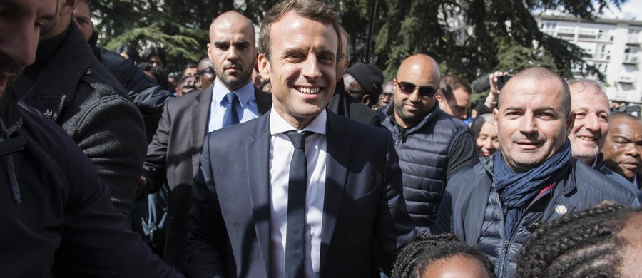 Emmanuel Macron, zwycięzca pierwszej tury wyborów prezydenckich we Francji, powiedział w wywiadzie dla dziennika "Voix du Nord", że jeśli zostanie prezydentem opowie się za sankcjami UE wobec Polski, która "naruszyła wszystkie zasady Unii". Macron rozmawiał z regionalnym dziennikiem północnej Francji po środowym spotkaniu w Amiens ze strajkującymi pracownikami zakładów Whirlpool, które zostaną zamknięte ze względu na przeniesienie produkcji do Łodzi.
