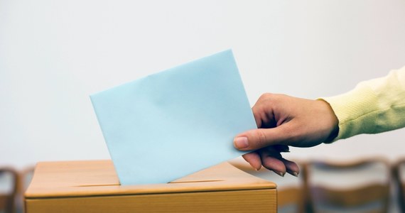 ​Turecka Najwyższa Komisja Wyborcza (YSK) ogłosiła ostateczne wyniki referendum ws. zmiany systemu parlamentarnego na prezydencki. Na "tak" głosowało 51,41 proc. uczestników referendum, czyli 25,16 mln osób. Przeciwko było 48,59 proc., czyli 23,78 mln osób.