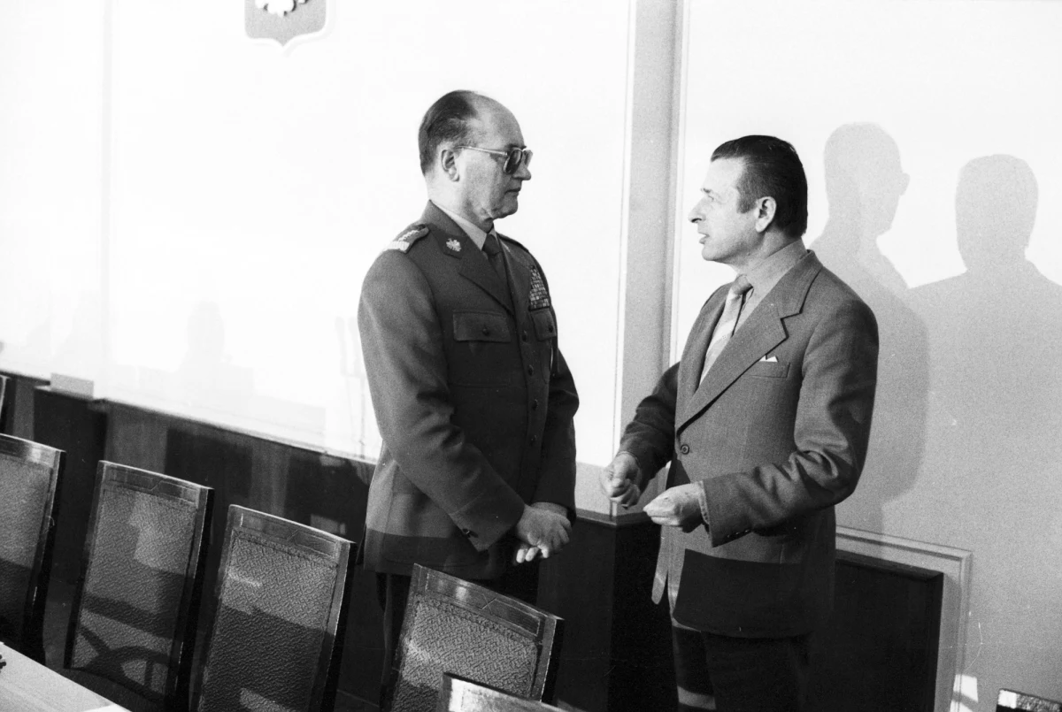 Szef MON Antoni Macierewicz zapowiedział degradację oficerów z PRL i obniżkę emerytur. Prace stanęły jednak w miejscu - pisze piątkowa "Rzeczpospolita".