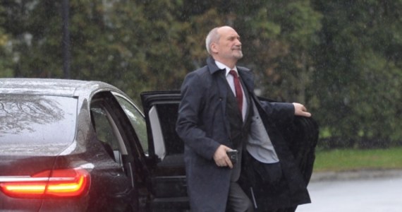 Szef MON Antoni Macierewicz zapewnił, że nikt z ministerstwa nie ingerował w negocjacje offsetowe w sprawie śmigłowców. Z kolei rzeczniczka resortu mjr Anna Pęzioł-Wójtowicz oświadczyła, że nie kopiowano tam niezgodnie z prawem dokumentów przetargowych.