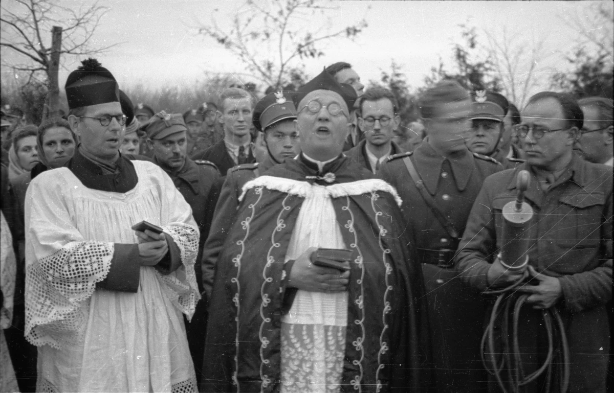 28 kwietnia 1947 r. Grupa Operacyjna „Wisła” rozpoczęła wysiedlanie ludności ukraińskiej z południowo-wschodniej Polski. Działania prowadzone były w sposób brutalny i bezwzględny. W ciągu trzech miesięcy na Ziemie Zachodnie i Północne przymusowo przesiedlono ponad 140 tys. Ukraińców.