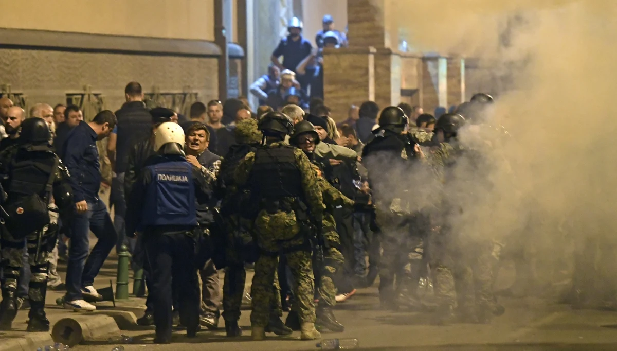 Policja macedońska w czwartek wieczorem musiała użyć granatów hukowych, by rozproszyć demonstrantów przed gmachem parlamentu w Skopje i umożliwić ewakuację deputowanych. Demonstranci protestowali przeciwko wyborowi Albańczyka na przewodniczącego tego regionu. 