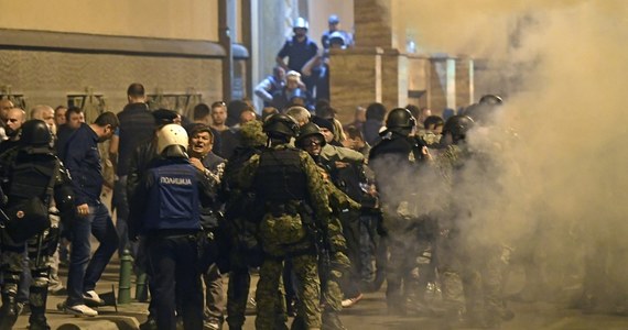 Policja macedońska w czwartek wieczorem musiała użyć granatów hukowych, by rozproszyć demonstrantów przed gmachem parlamentu w Skopje i umożliwić ewakuację deputowanych. Demonstranci protestowali przeciwko wyborowi Albańczyka na przewodniczącego tego regionu. 