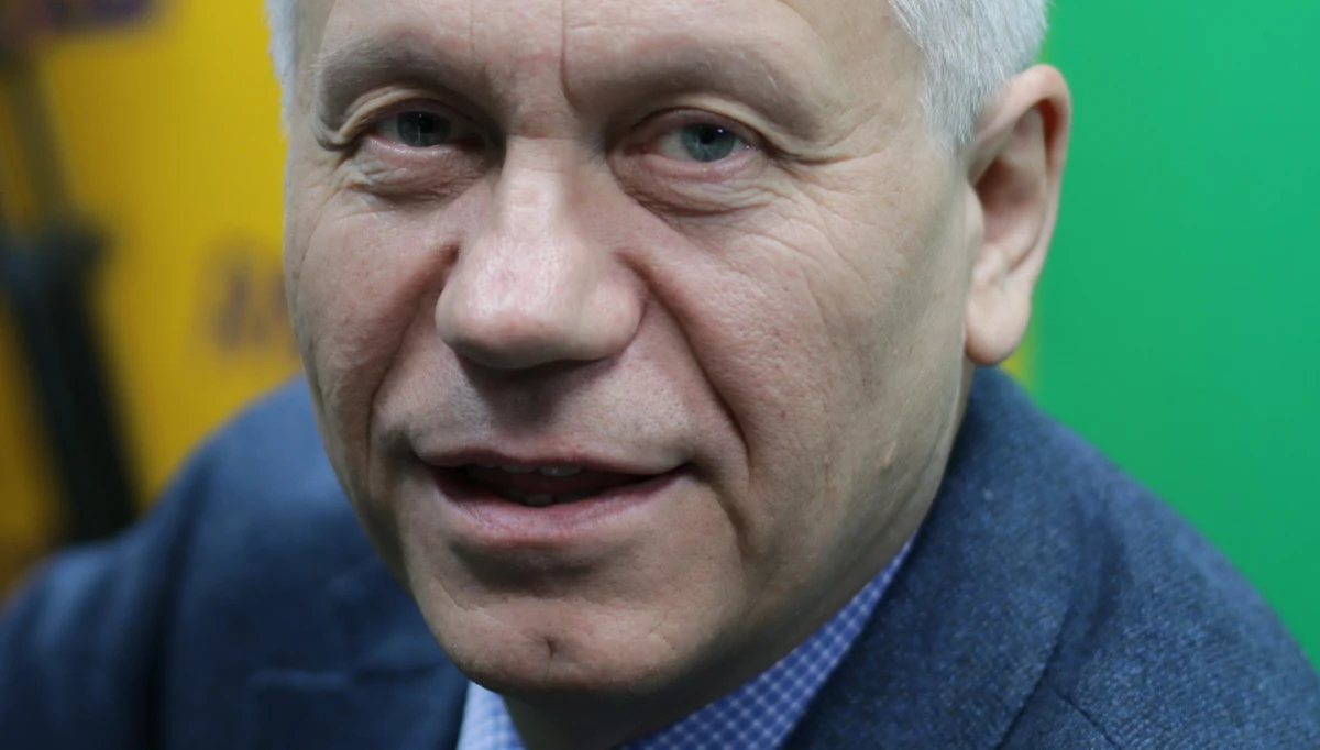 "Nowoczesną dotknął syndrom Palikota. Są takie zjawiska, które można wylansować, jeżeli towarzyszy temu jakaś energia… Istnieją przez chwilę i zaczynają schodzić w cień" - mówi Marek Jurek w Porannej rozmowie w RMF FM pytany o przyczyny spadku popularności Nowoczesnej w sondażach. "Politycy Nowoczesnej weszli w buty partii, która chce być bardzo postępowa, nawiązali kontakty z Verhofstadtem, chcieli pokazać, że są najbardziej liberalni" - dodaje. Lepsze sondaże dla Kukiz'15? "Paweł Kukiz jest obrońcą głosu zdrowego rozsądku w życiu politycznym, pokazał w wyborach prezydenckich, ze Polaków nie można wpychać do szufladki. (...) Pokazał, że Polacy mają swoje własne poglądy" – komentuje eurodeputowany i szef Prawicy Rzeczypospolitej. Dlaczego PO stanowi główną siłę opozycyjną w kraju. "Działa upór Schetyny, który postanowił konkurować z Nowoczesną, nie poddać się..." - odpowiada gość Roberta Mazurka. "Tusk jest ostatnio bardzo lansowany w kraju i niestety PiS mu, przynajmniej raz, jako partia bardzo pomógł: przy wyborach na szefa Rady Europejskiej" - mówi europoseł. Przesłuchanie Tuska w prokuraturze warszawskiej? "Nie rozumiem, dlaczego zrobili mu taki show" - komentuje.