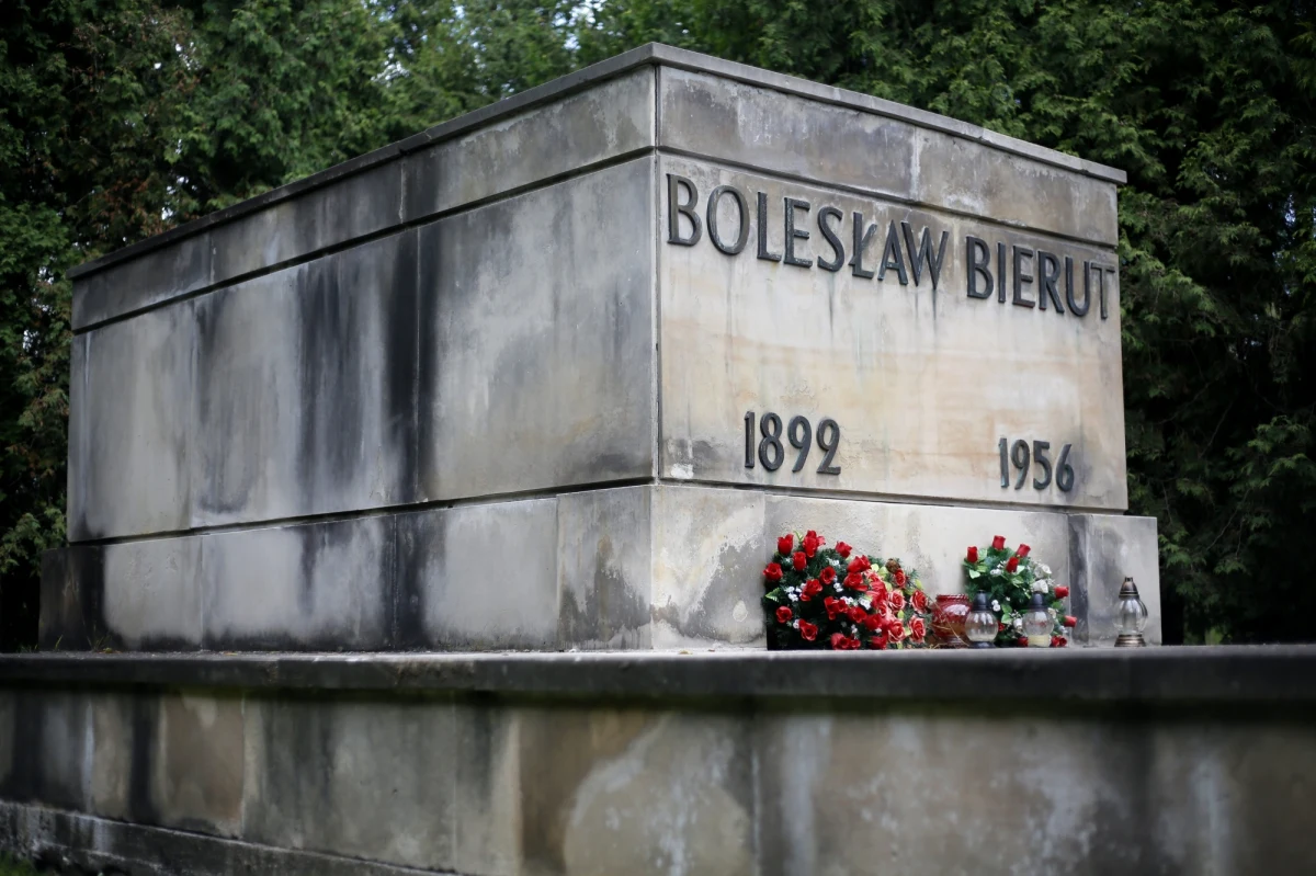 Sąd warunkowo umorzył sprawę Moniki S. i Janusza W., oskarżonych o znieważenie w ubiegłym roku nagrobku Bolesława Bieruta oraz innych działaczy komunistycznych na Powązkach Wojskowych w Warszawie. Mężczyzna i kobieta mają wpłacić 500 i 300 zł nawiązki na rzecz Zarządu Cmentarzy Komunalnych. O umorzenie sprawy wniosła Prokuratura Rejonowa Warszawa-Żoliborz, z którą zgodziła się obrona. 