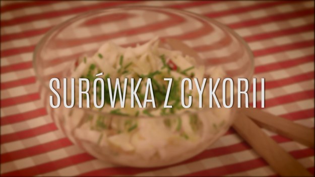 Cykoria to warzywo, które rzadko pojawia się w naszej kuchni. A szkoda - jest zdrowa! Genialnie sprawdza się również jako element dekoracyjny - intensywne kolory i kształty liści cykorii zapewniają niesamowite efekty wizualne. Przede wszystkim cykoria ma jednak wspaniały, lekko gorzkawy smak, który świetnie nadaje się do łączenia go z innymi smakami. Tym razem mamy dla was propozycję na wyborną surówkę z cykorii, która zachwyci wszystkich bogactwem swojego smaku!