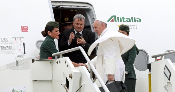 Papież Franciszek odleciał do Egiptu: wygłosi przemówienie na muzułmańskim uniwersytecie w Kairze, gdzie trwa konferencja na temat pokoju. Spotka się też z patriarchą Koptów i odda hołd zabitym w zamachach chrześcijanom.