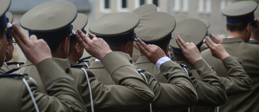 ​Będą mogli podglądać, podsłuchiwać, nagrywać, przejmować korespondencję i sprawdzać billing. Nowy BOR stanie się kolejną służbą z uprawnieniami operacyjno-rozpoznawczymi - wynika z projektu ustawy o Państwowej Służbie Ochrony, którą publikuje Fundacja Panoptykon. PSO ma kierować komendant.