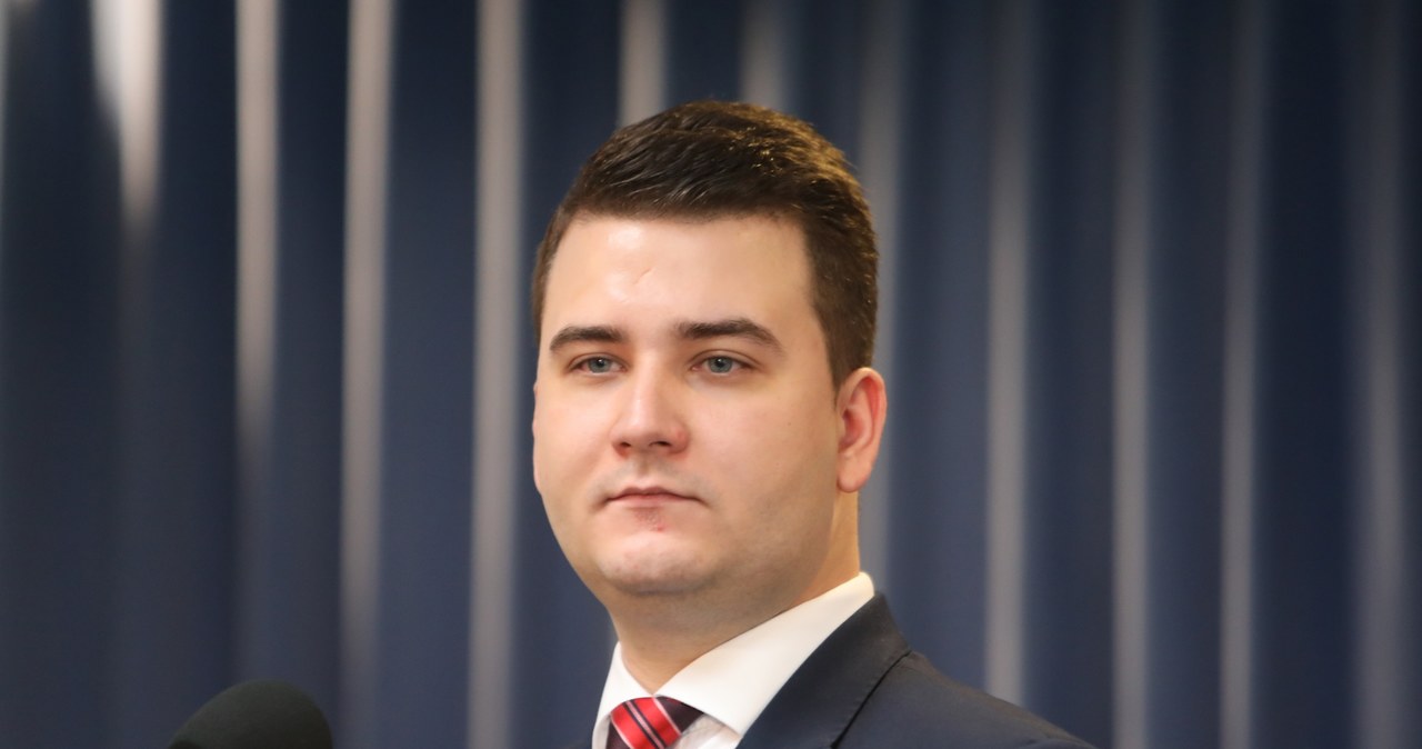 Bartłomiej Misiewicz zostanie teraz dziennikarzem? Były rzecznik Ministerstwa Obrony Narodowej i były szef gabinetu politycznego Antoniego Macierewicza ma prowadzić program o obronności i bezpieczeństwie kraju w Telewizji Republika.