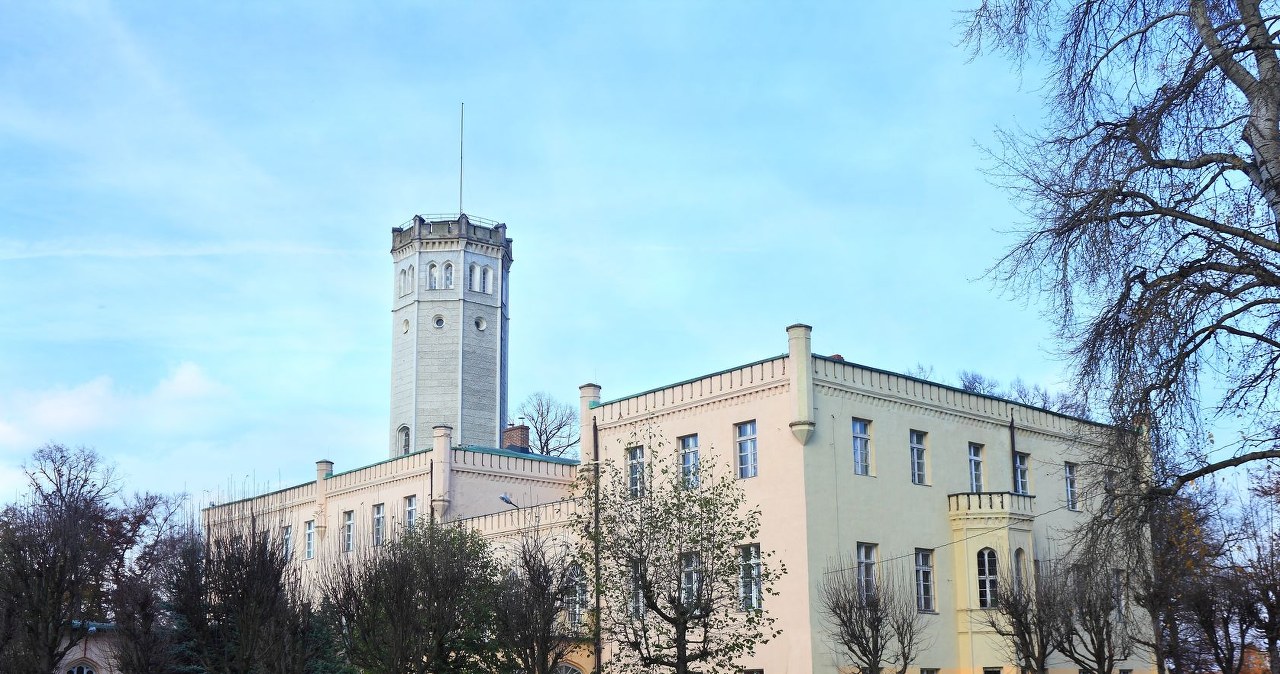 Wyglądają jak zamki nad Loarą. Leżą w Polsce i warto zobaczyć je w sezonie