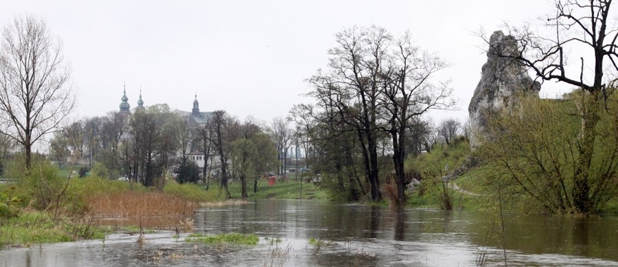 ​Sytuacja pogodowa się stabilizuje; nie ma w tej chwili zagrożenia dla mieszkańców - poinformowała premier Beata Szydło po wideokonferencji z wojewodami na temat sytuacji pogodowej. Jak zapewniła, służby cały czas są w pogotowiu, ponieważ sytuacja w każdej chwili może ulec zmianie. Instytut Meteorologii i Gospodarki Wodnej wydał ostrzeżenia o intensywnych opadach deszczu dla siedmiu województw, ale zaznaczył jednak, że nie spodziewa się wystąpienia zagrożenia powodziowego.