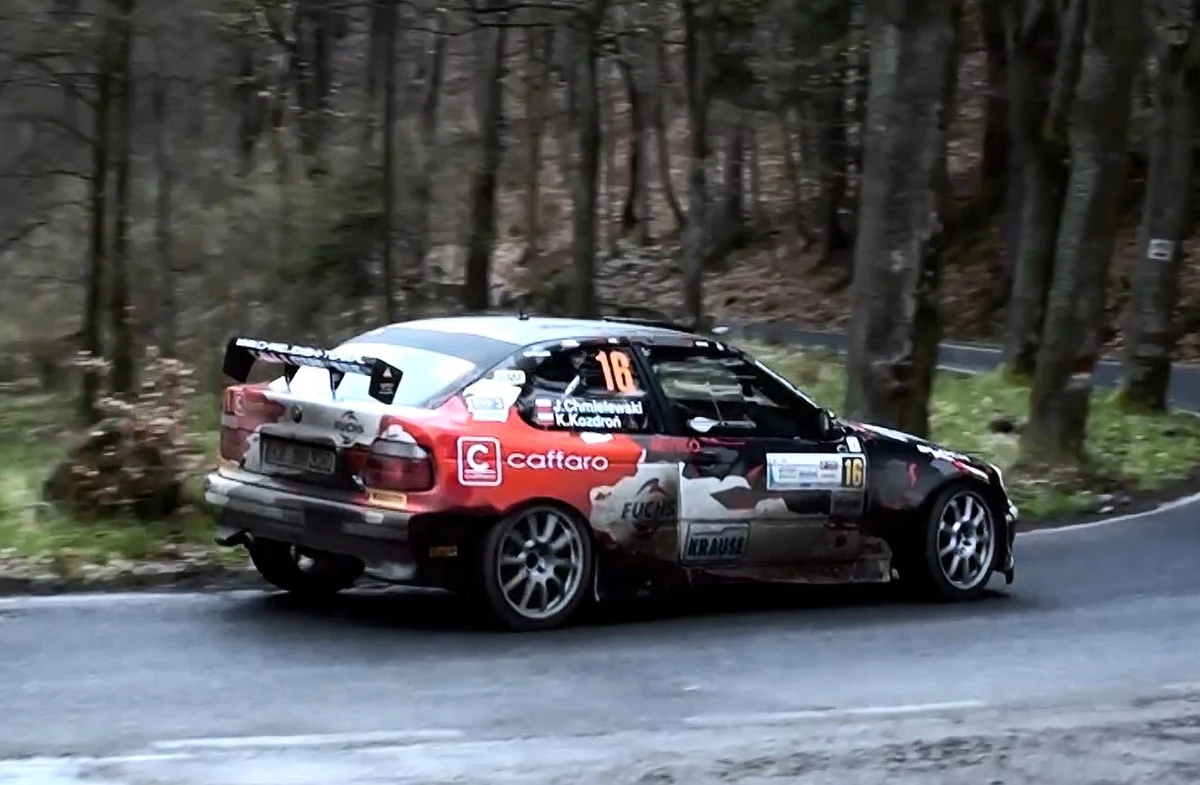 "Inauguracyjna runda RSMP, choć wszystkim dobrze znana, okazała się trudna i zdradliwa, więc na oesach było wiele miejsc na błąd i zakończenie walki przed czasem" - powiedział Jan Chmielewski po Rajdzie Świdnickim-Krause. Chmielewski wygrał rywalizację w klasie OPEN 2WD oraz klasyfikację aut napędzanych na jedną oś. Zobacz jak wyglądała jego jazda.