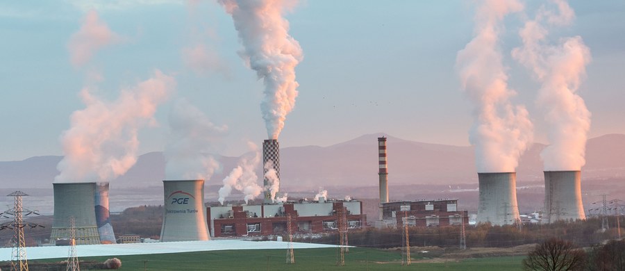 Przedstawiciele państw członkowskich Unii Europejskiej przegłosowali nowe standardy zaostrzające normy emisji dla przemysłu, w tym elektrowni węglowych. Polska i kilka innych państw były temu przeciwne. Według resortu środowiska, może nas to kosztować 10 mld zł.