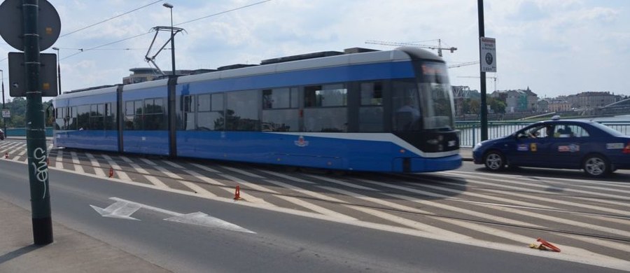 Krakowscy kierowcy muszą przygotować się na rozpoczynające się już dziś wieczorem remonty ulic. Ponadto w niedzielę w związku z maratonem przewidywane są zmiany w organizacji ruchu. Inaczej będą też kursować miejskie autobusy i tramwaje.