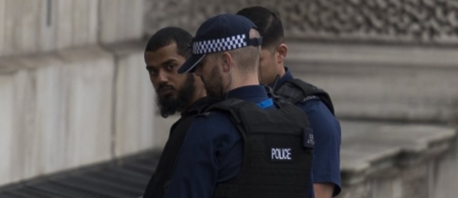 ​Brytyjska policja ujawniła tożsamość mężczyzny, który został w czwartek zatrzymany w rządowej dzielnicy Londynu, Whitehall, pod zarzutem posiadania broni i przygotowywania zamachu terrorystycznego. Podejrzany to 27-letni Brytyjczyk Khalid Mohamed Omar Ali.
