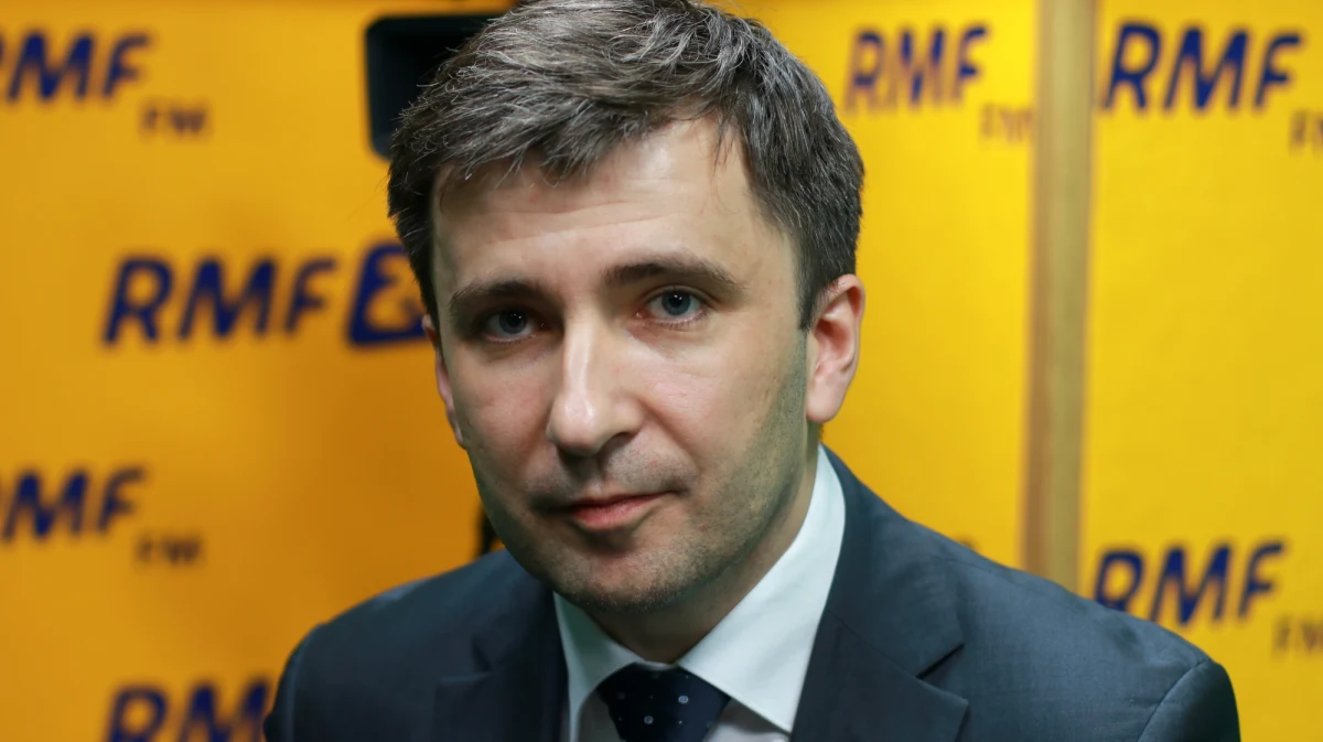 „Żaden nowy wydatek nie pojawi się, zanim nie zostanie wzmocniony wzrost gospodarczy. Program PO to przede wszystkim wzmocnienie wzrostu gospodarczego. Dzięki temu w portfelu każdego Kowalskiego, i w budżecie państwa, pojawią się dodatkowe pieniądze” – powiedział w Popołudniowej rozmowie w RMF FM prof. Andrzej Rzońca, odnosząc się do obietnic gospodarczych PO. Jak stwierdził, trzynaste emerytury oraz poszerzony program 500+ zostaną wprowadzone „w trakcie kadencji parlamentu” w okresie po dojściu PO do władzy. Główny ekonomista PO skrytykował politykę gospodarczą rządu PiS, a obniżenie  wieku emerytalnego nazwał „antyreformą”. „W ten sposób przyspieszymy o 20 lat problemy z niedostatkiem rąk do pracy. W 2040 roku liczba emerytów, na pracującego, będzie dwa razy wyższa niż dzisiaj” – podkreślił. Prof. Rzońca, komentując zapowiedź „urealnienia wieku emerytalnego”, powiedział: „Urealnić to znaczy zabezpieczyć Polaków przed horrendalnymi składkami lub głodowymi emeryturami (..). PO w swoim programie koncentruje się, by zaktywizować Polaków”. „Nie będzie zadłużania państwa i dokręcania podatkowej śruby. Najpierw trzeba zarobić, by wydawać. PO na pewno zrealizuje swoje obietnice w trakcie kadencji” – zadeklarował w rozmowie z Marcinem Zaborskim. 
