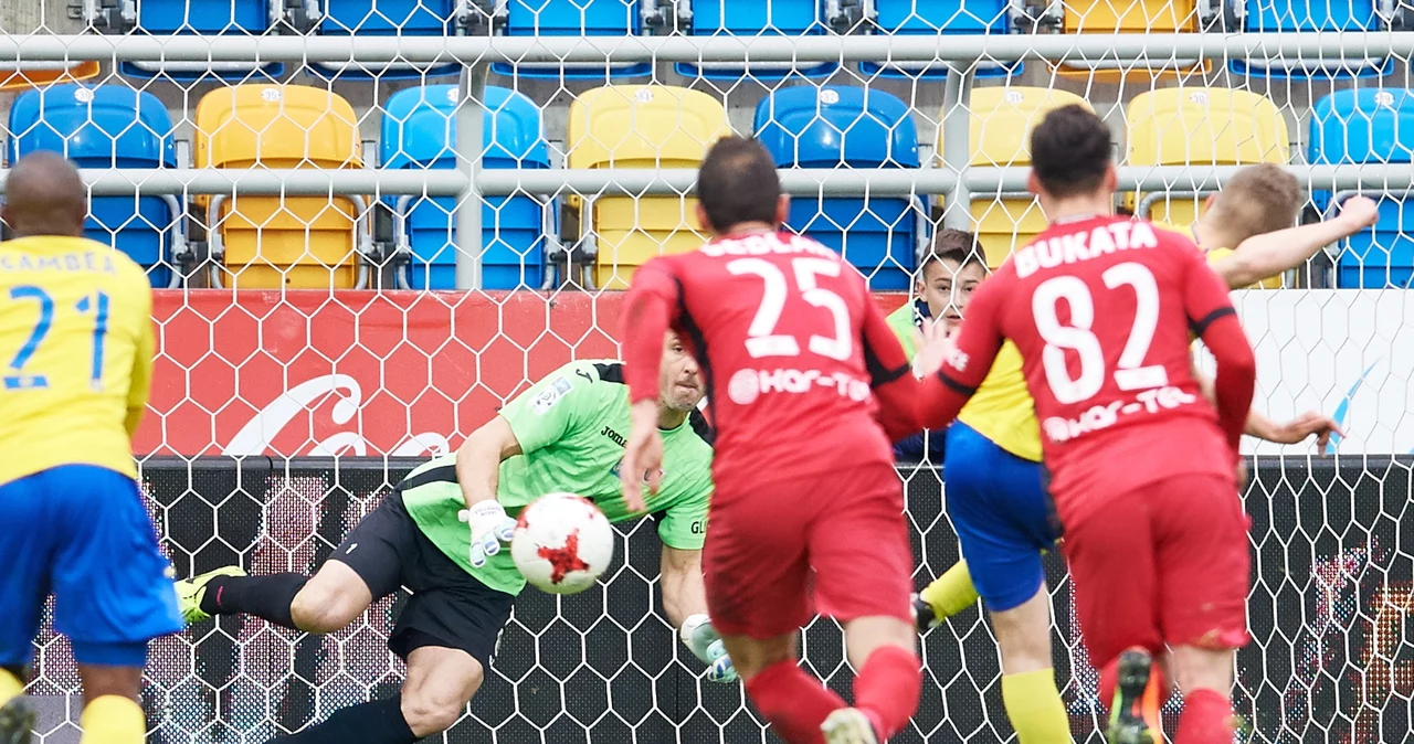 Rafał Siemaszko pokonuje z karnego Jakuba Szmatułę