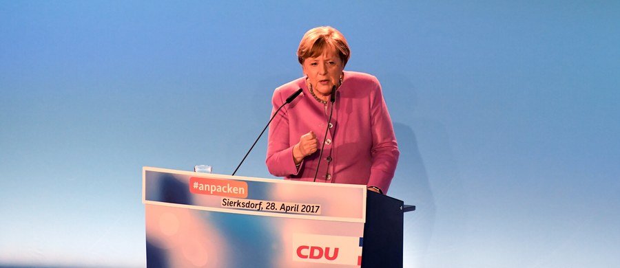 Kanclerz Niemiec Angela Merkel określiła Emmanuela Macrona, centrowego kandydata we francuskich wyborach prezydenckich, jako przyszłego "silnego prezydenta" Francji. W II turze wyborów 7 maja zmierzy się on z kandydatką skrajnej prawicy, Marine Le Pen.