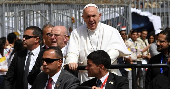 ​Przebywający w Egipcie papież Franciszek podczas mszy na stadionie w pilnie strzeżonym ośrodku lotnictwa wojskowego pod Kairem mówił w sobotę, że jedyny ekstremizm dopuszczalny dla wierzących to radykalizm miłości. Wszelkie inne nie pochodzą od Boga - dodał.