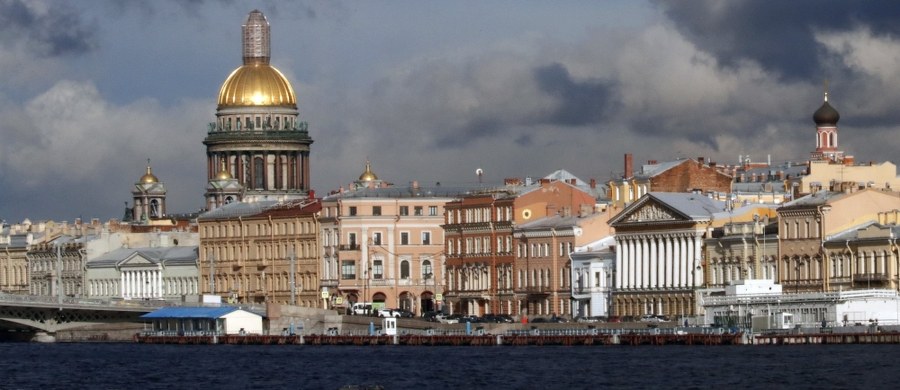 Kilkadziesiąt osób zatrzymano w sobotę w Petersburgu podczas protestu zorganizowanego przez opozycyjny ruch Otwarta Rosja, założony przez byłego szefa koncernu Jukos Michaiła Chodorkowskiego; wśród zatrzymanych są dziennikarze - poinformowało radio Echo Moskwy.