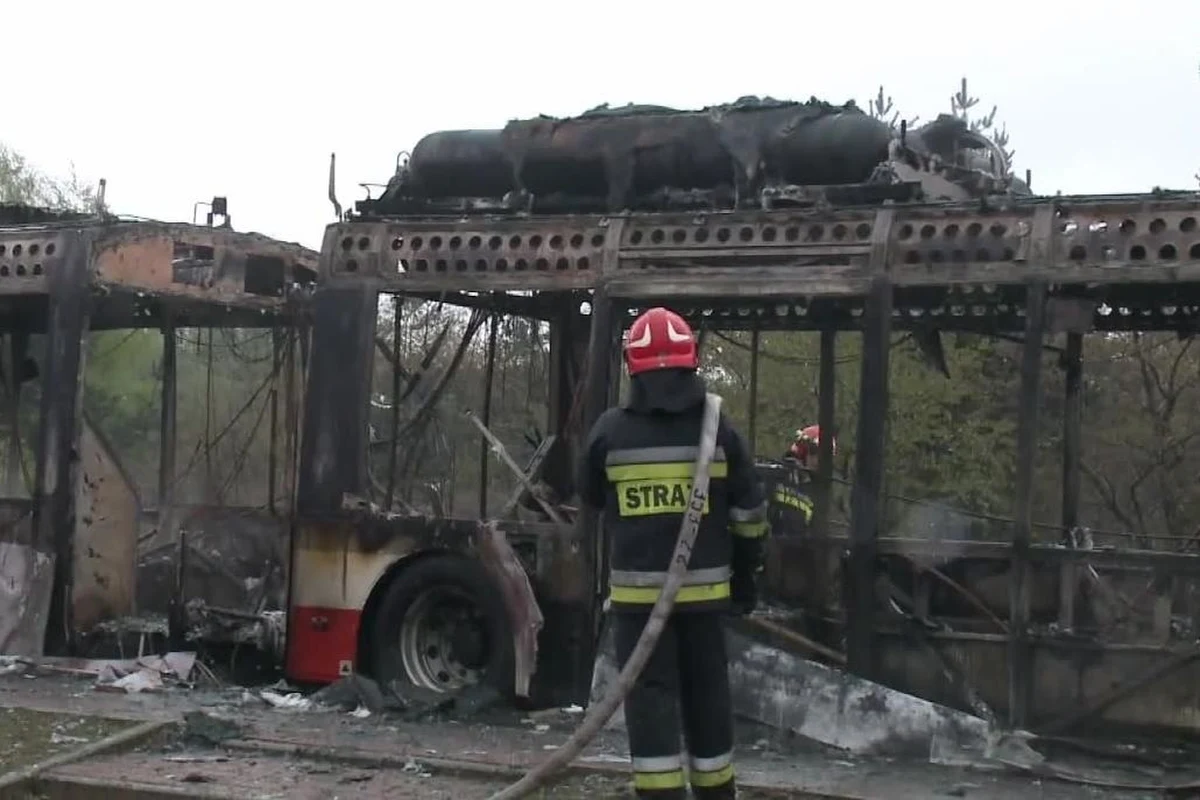 ​W Częstochowie w piątek po południu doszczętnie spłonął hybrydowy autobus komunikacji miejskiej. Do zdarzenia doszło przy ulicy Legionów. Pasażerowie zdążyli bezpiecznie opuścić pojazd.
