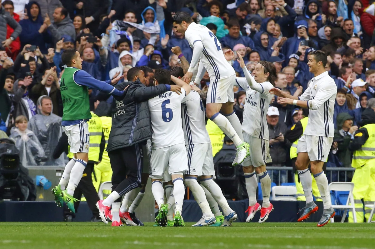 Piłkarze Realu Madryt wygrali u siebie z Valencią 2:1 w meczu 35. kolejki hiszpańskiej ekstraklasy i wrócili na pozycję lidera tabeli. Mogą ją stracić wieczorem, jeśli Barcelona pokonana na wyjeździe Espanyol.