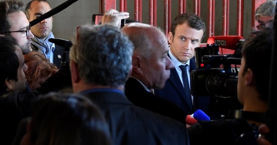Ustępujący prezydent Francji Francois Hollande zaapelował do Francuzów, by w drugiej, rozstrzygającej turze wyborów prezydenckich zagłosowali na centrystę Emmanuela Macrona. 7 maja zmierzy się on z kandydatką skrajnej prawicy Marine Le Pen.